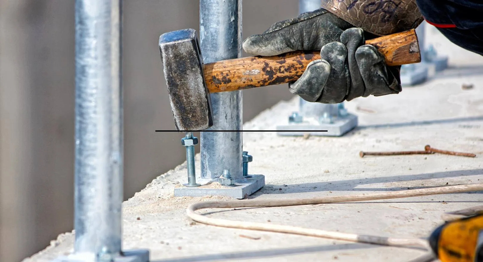 Jak montować kotwy do betonu? Wybór i zastosowanie kotew chemicznych i mechanicznych