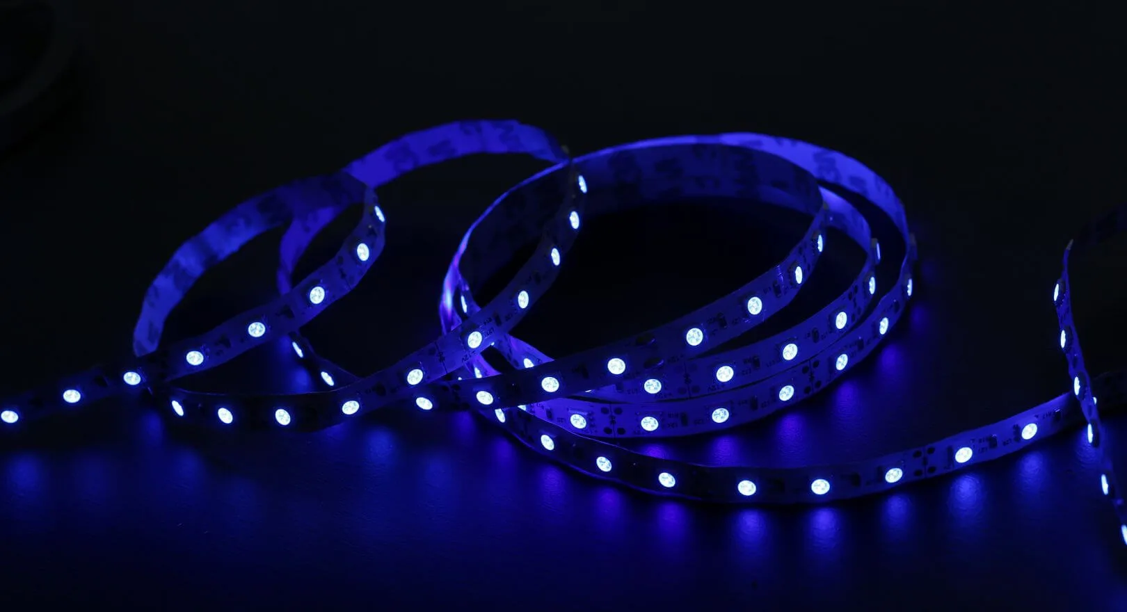 Jak zamontować taśmy LED? 5 sposobów montażu i przydatne wskazówki
