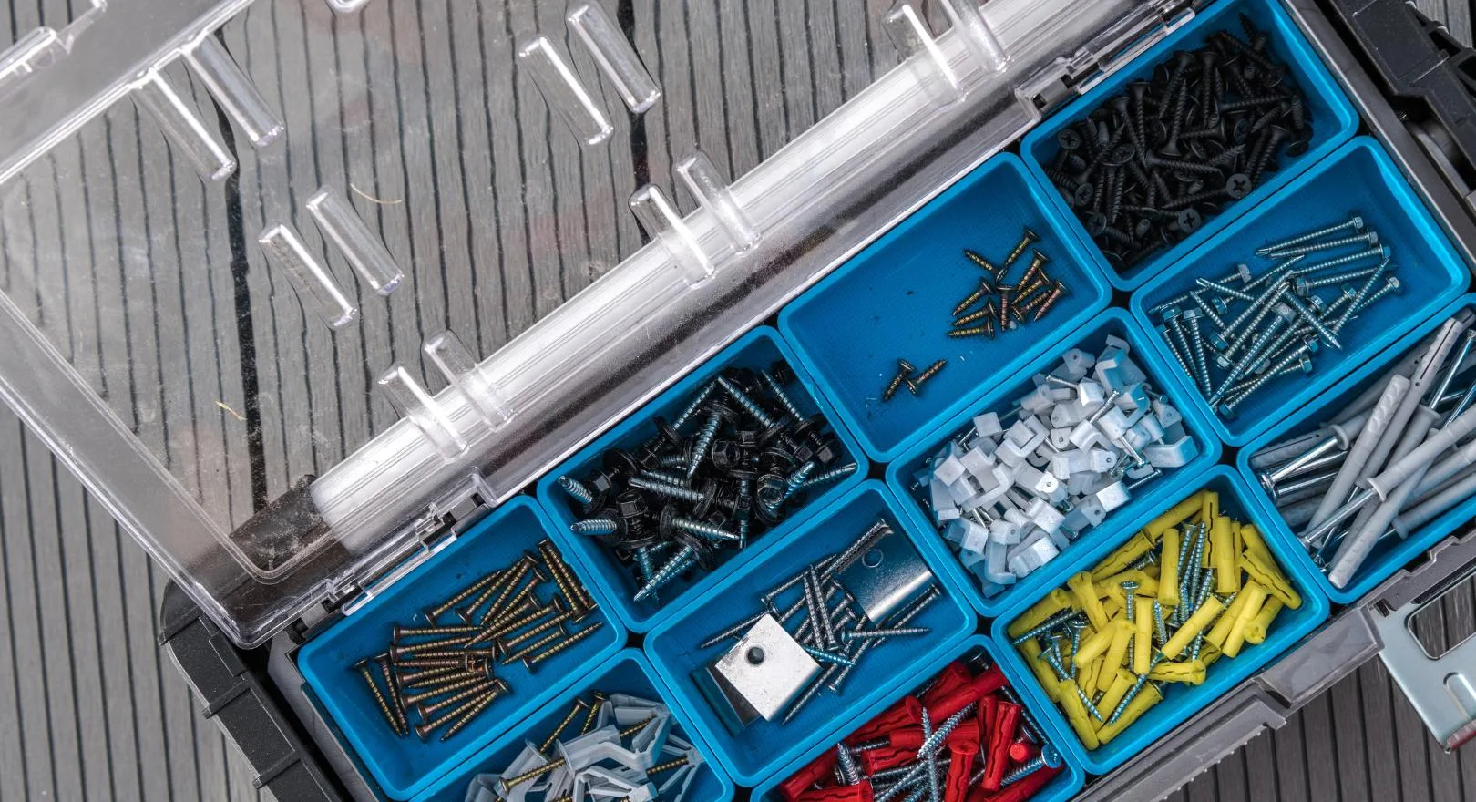 Kołki plastikowe czy metalowe? Jakie kołki są najlepsze?