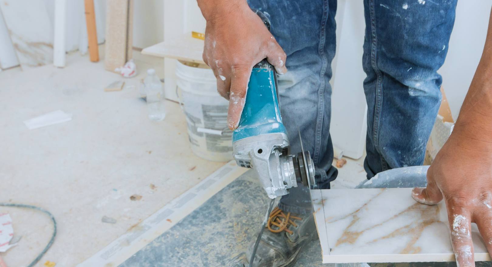 cięcie płytek narzędziem glazurniczym, piłą
