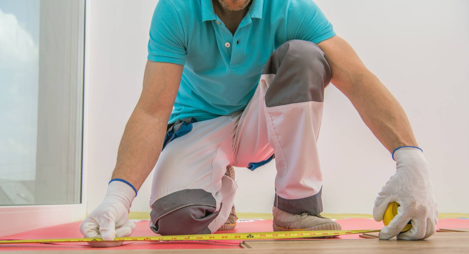 mężczyzna układa panele