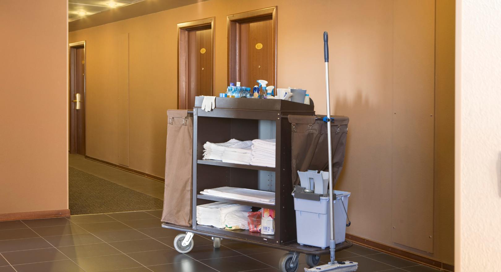profesjonalne środki czystości i akcesoria na wózku hotelowym