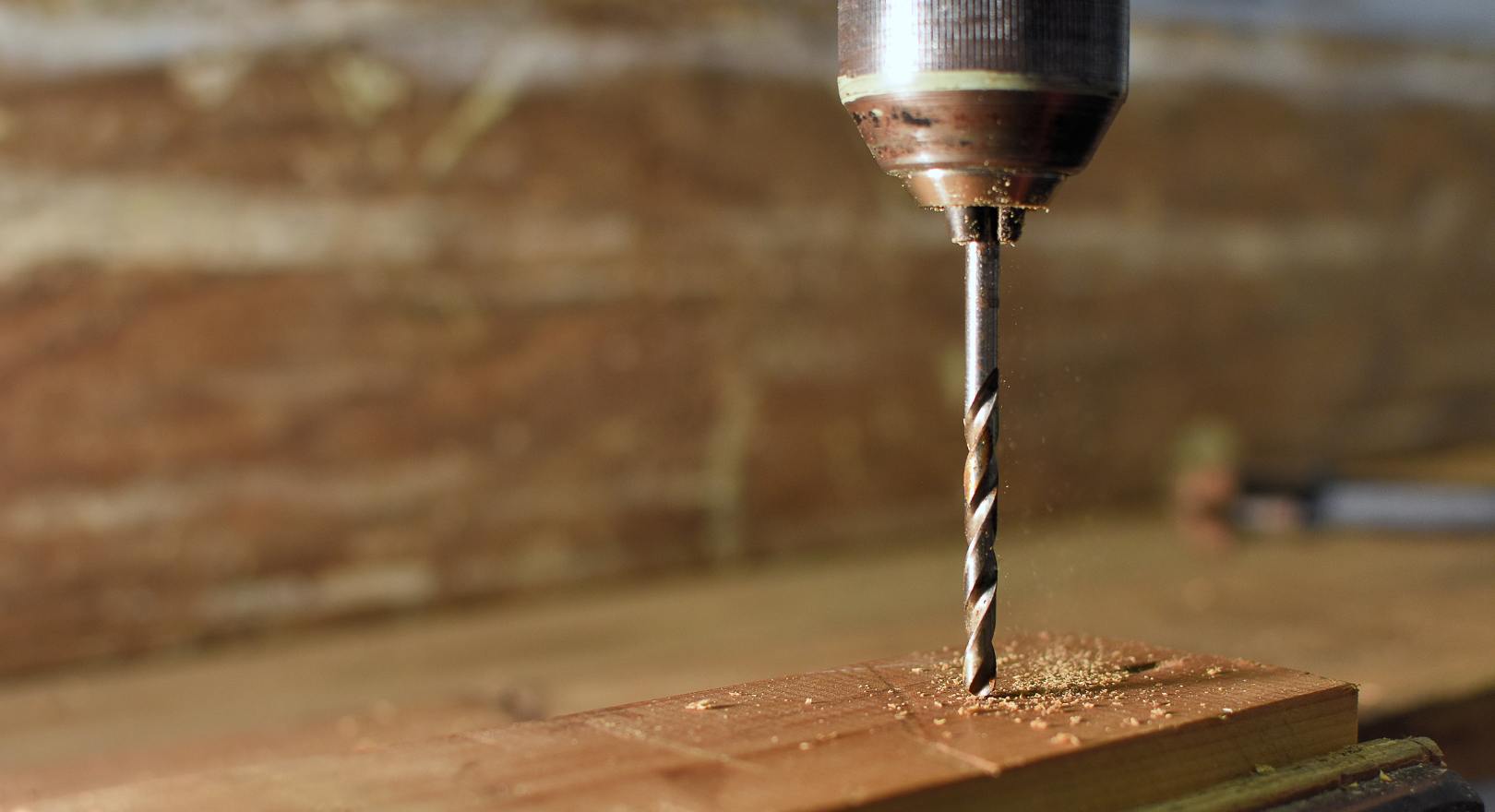 wiercenie wiertłem w drewnianej desce