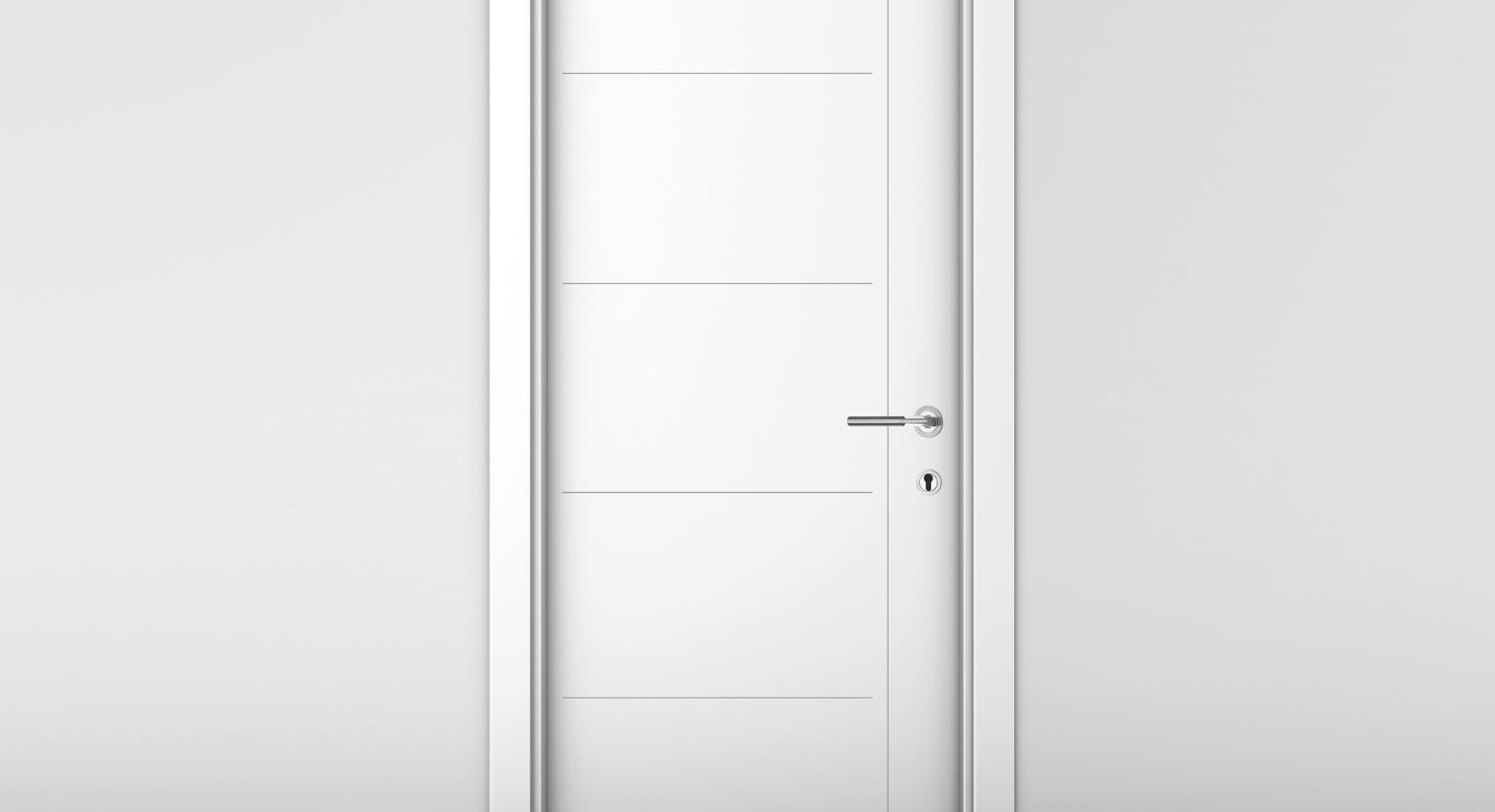 wyczyszczone białe drzwi