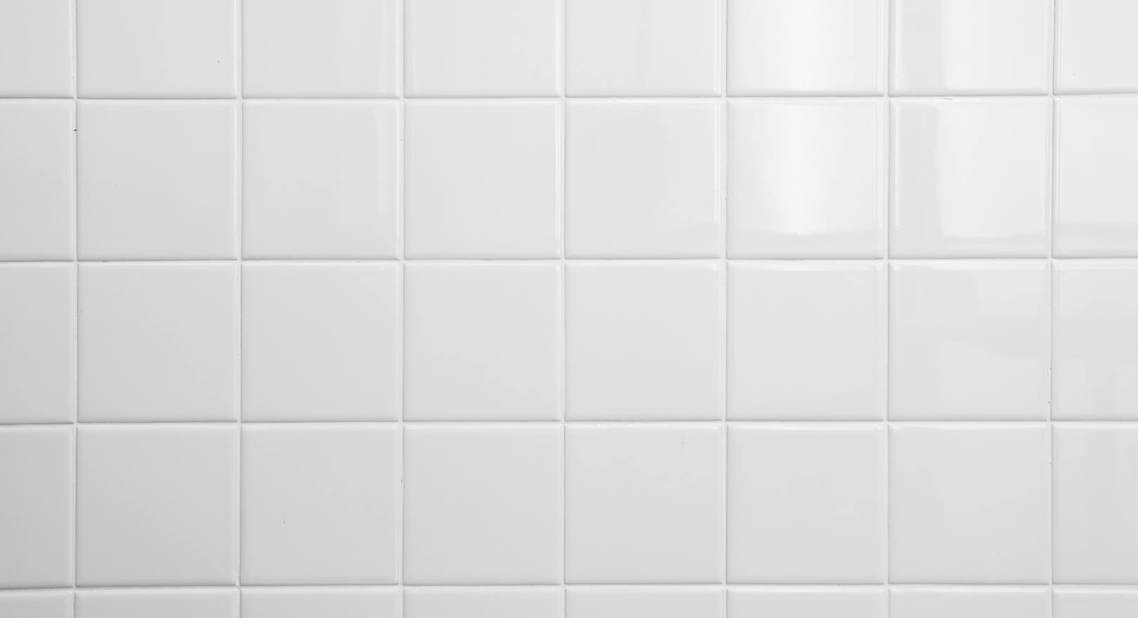 kafelki z białymi fugami