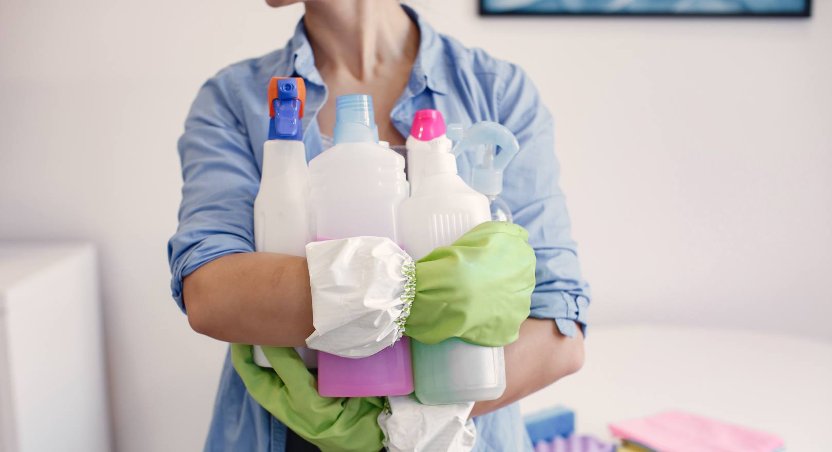 kobieta trzyma profesjonalne środki czystości