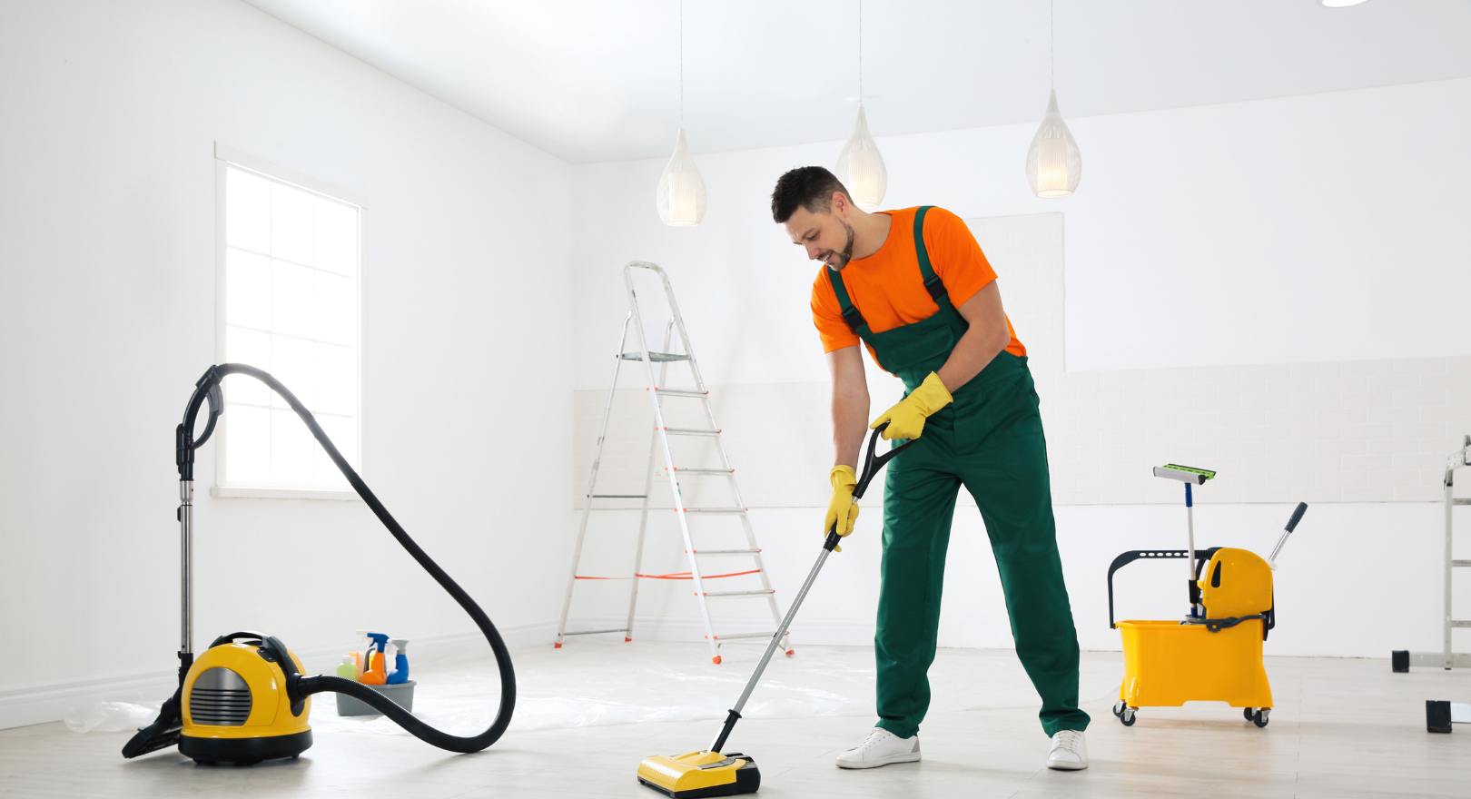 mężczyzna sprząta pomieszczenie po remoncie