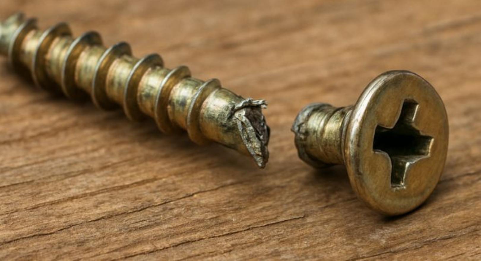 pęknięty wkręt do drewna