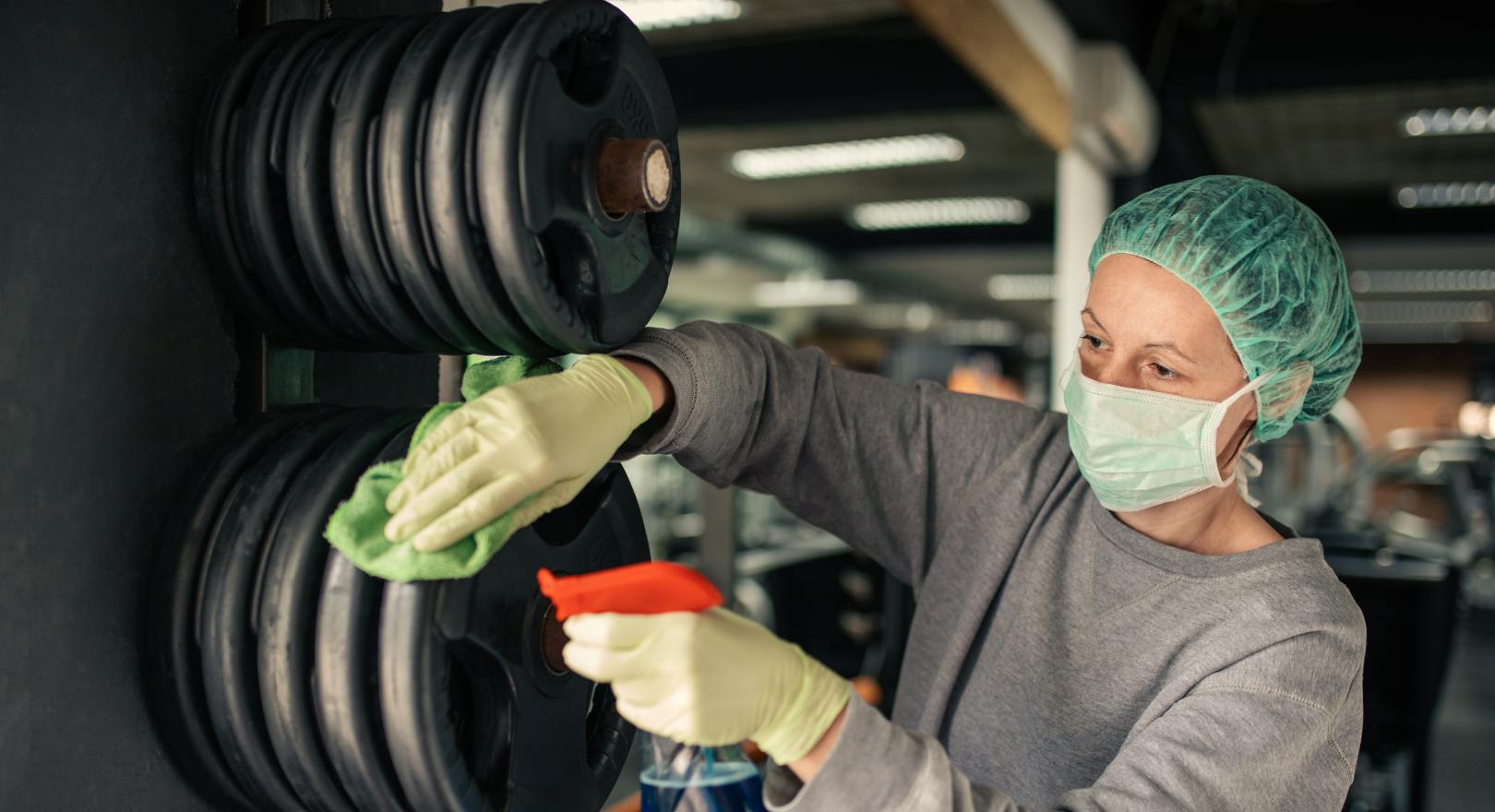 pracownik sprzątający ze środkami ochrony osobistej