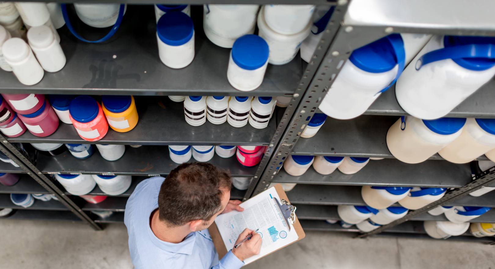 przechowywanie chemii profesjonalnej w magazynie