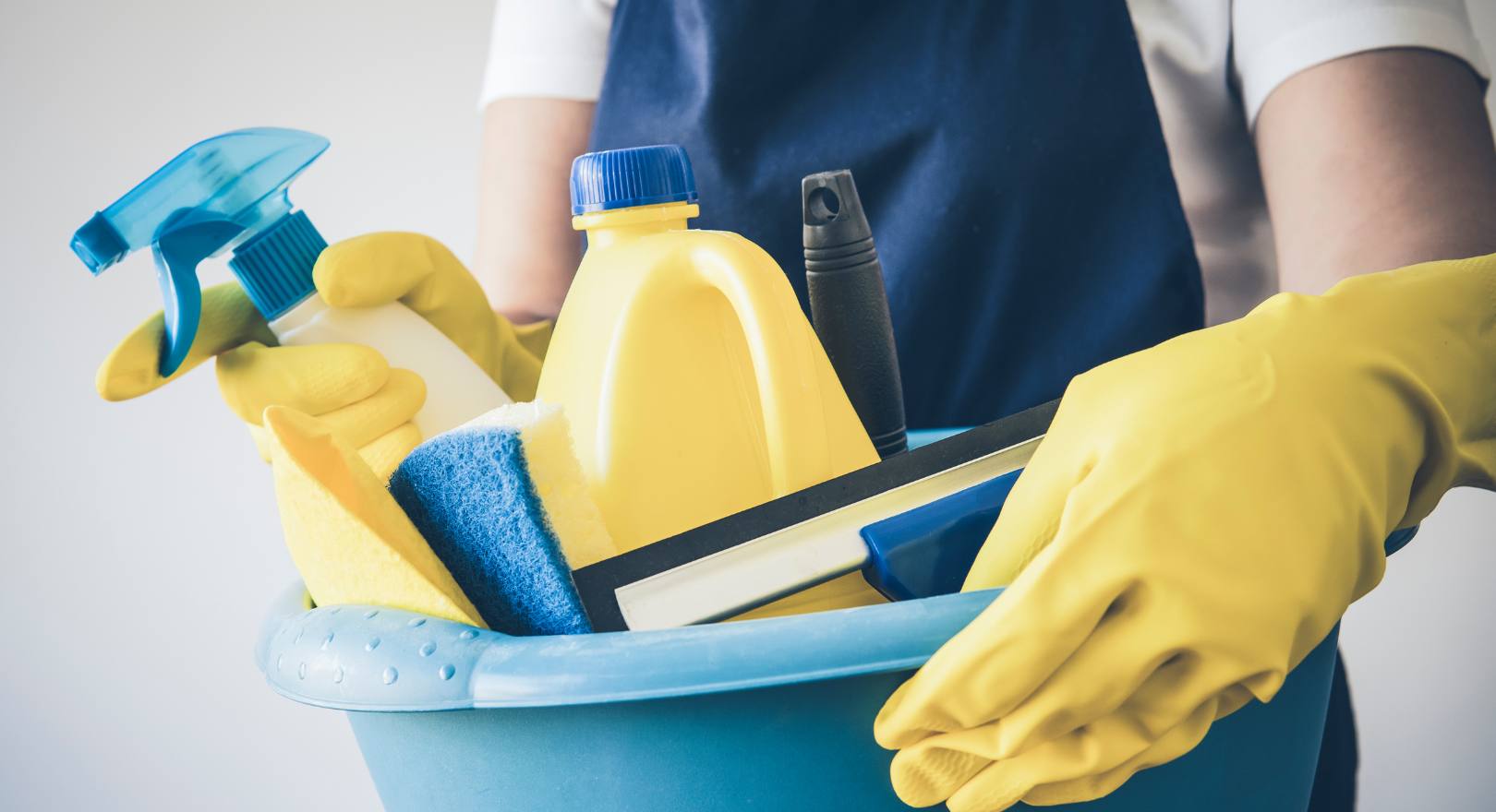 różne środki czystości i akcesoria w misce