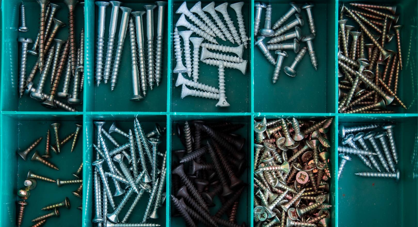 różne rodzaje wkrętów w przegródkach