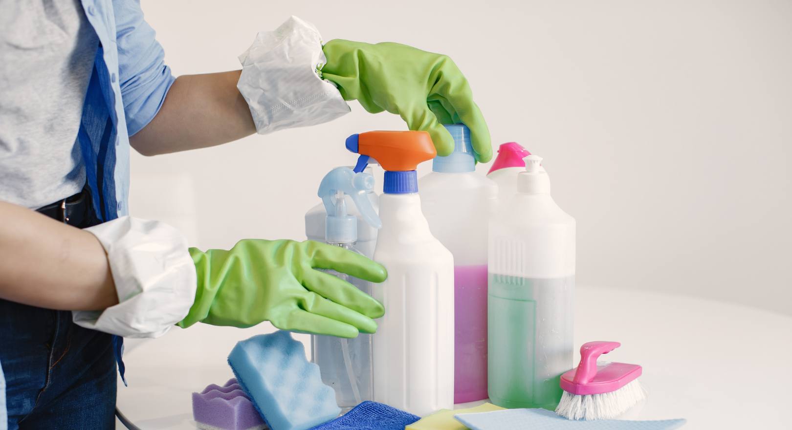 środki czystości, gąbki, szczotka, ścierki z mikrofibry