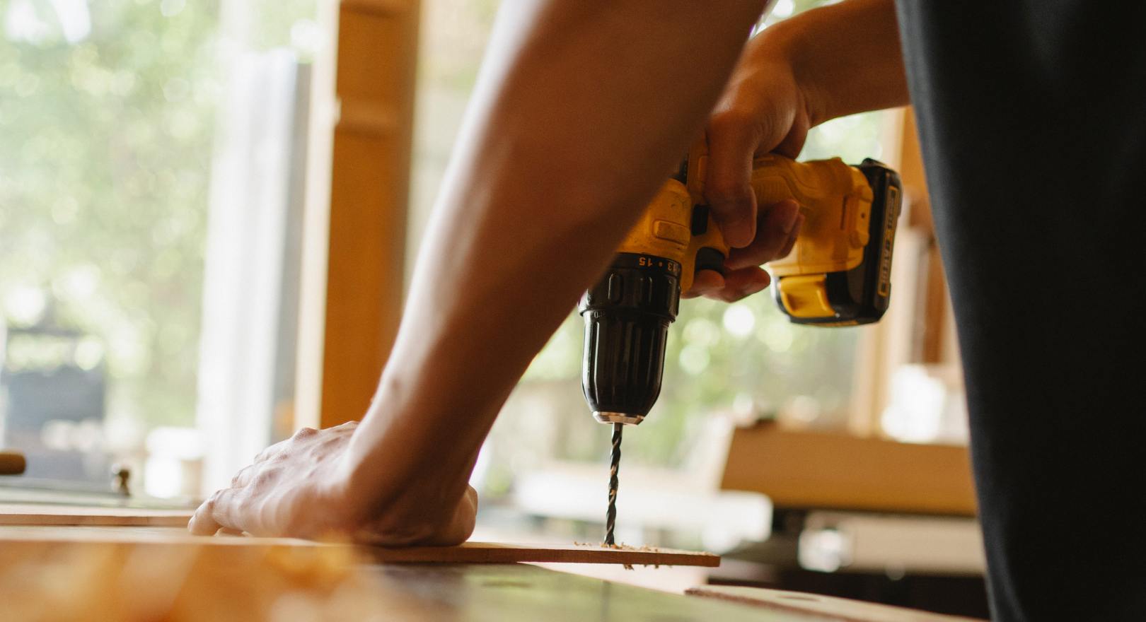 wiercenie wiertarką w drewnianej desce