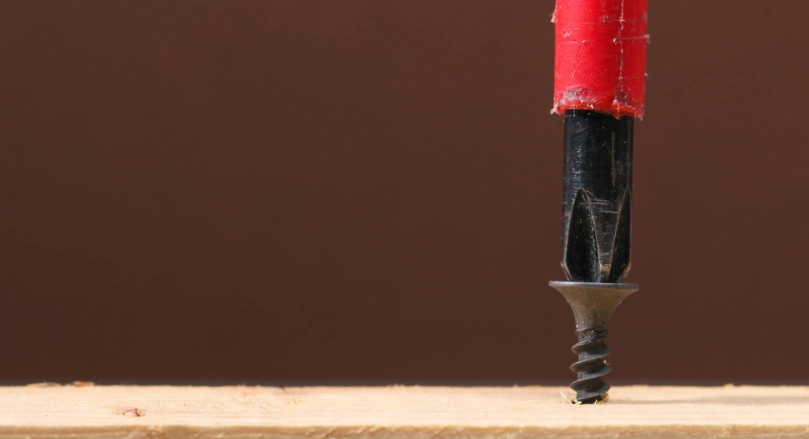 wkręcanie wkręta bezpośrednio w drewno