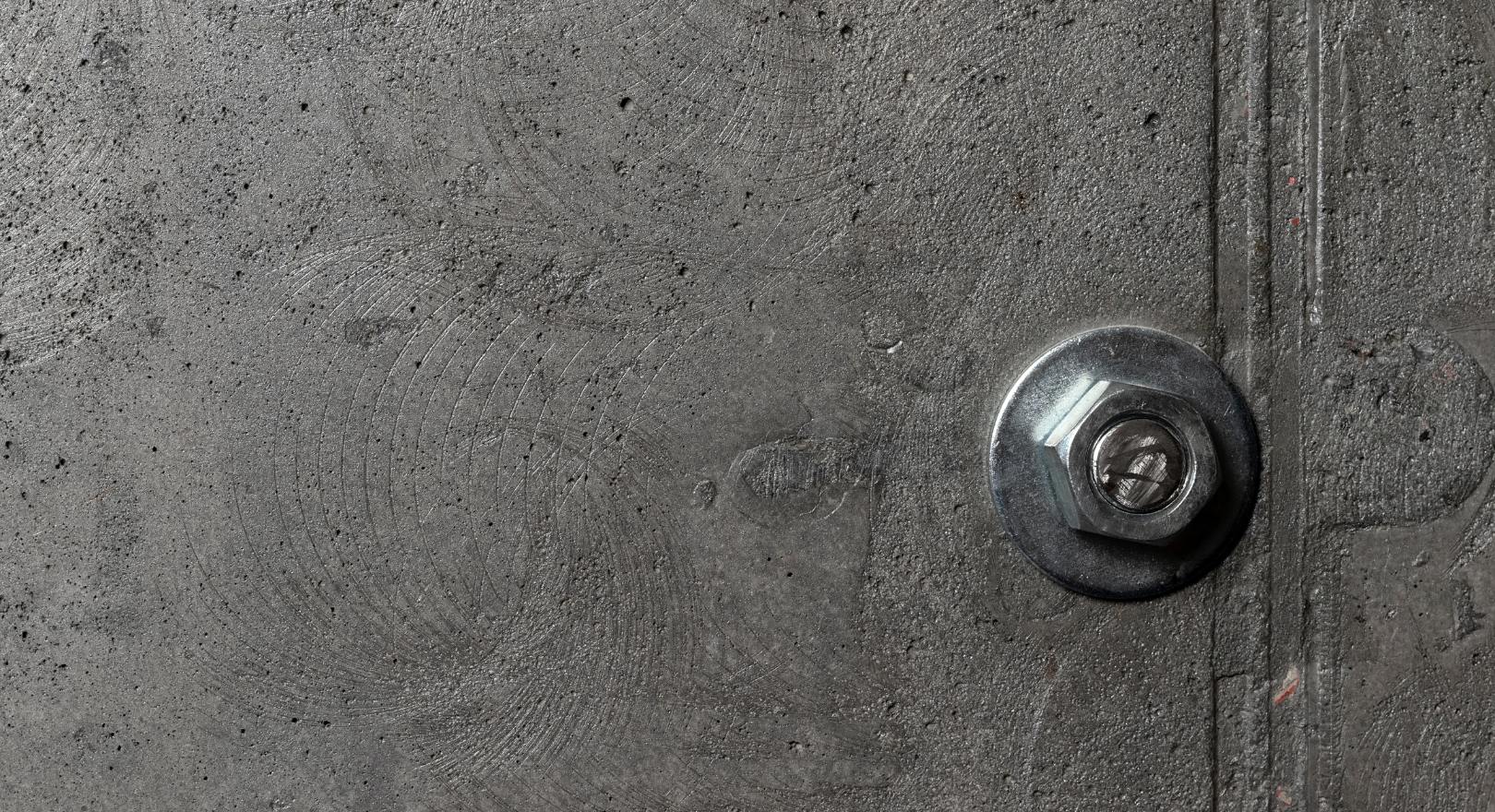 wkręt do betonu w podłożu betonowym