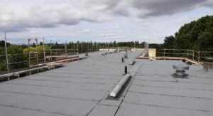 dach płaski z wykonaną izolacją