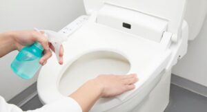 czyszczenie WC domowym środkiem do mycia toalety