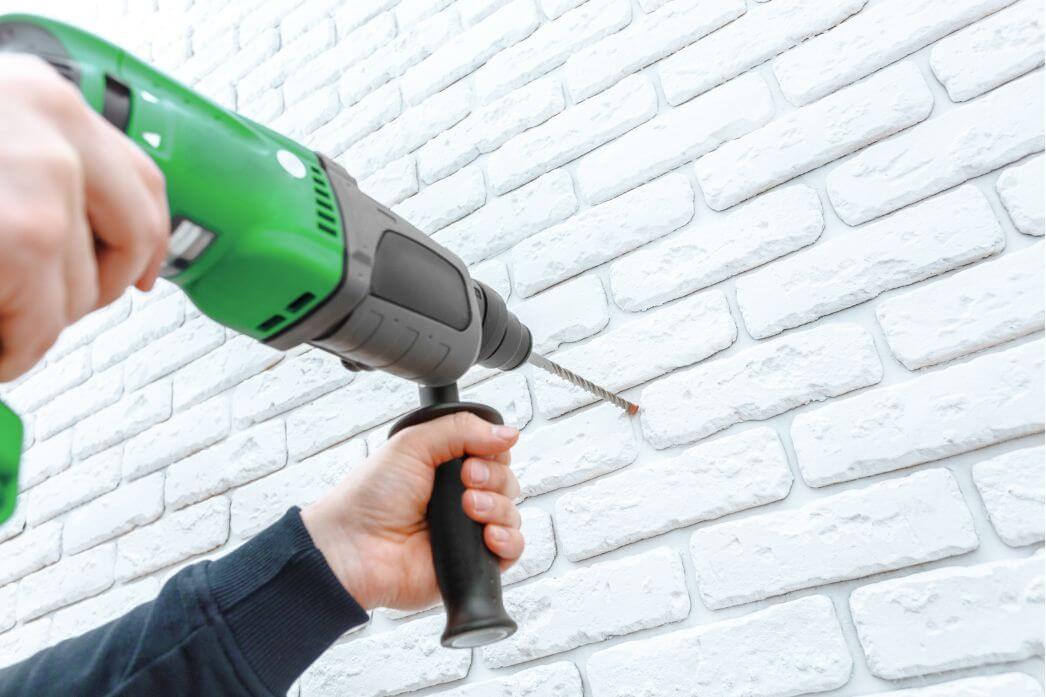 wiercenie otworu w ścianie z cegły