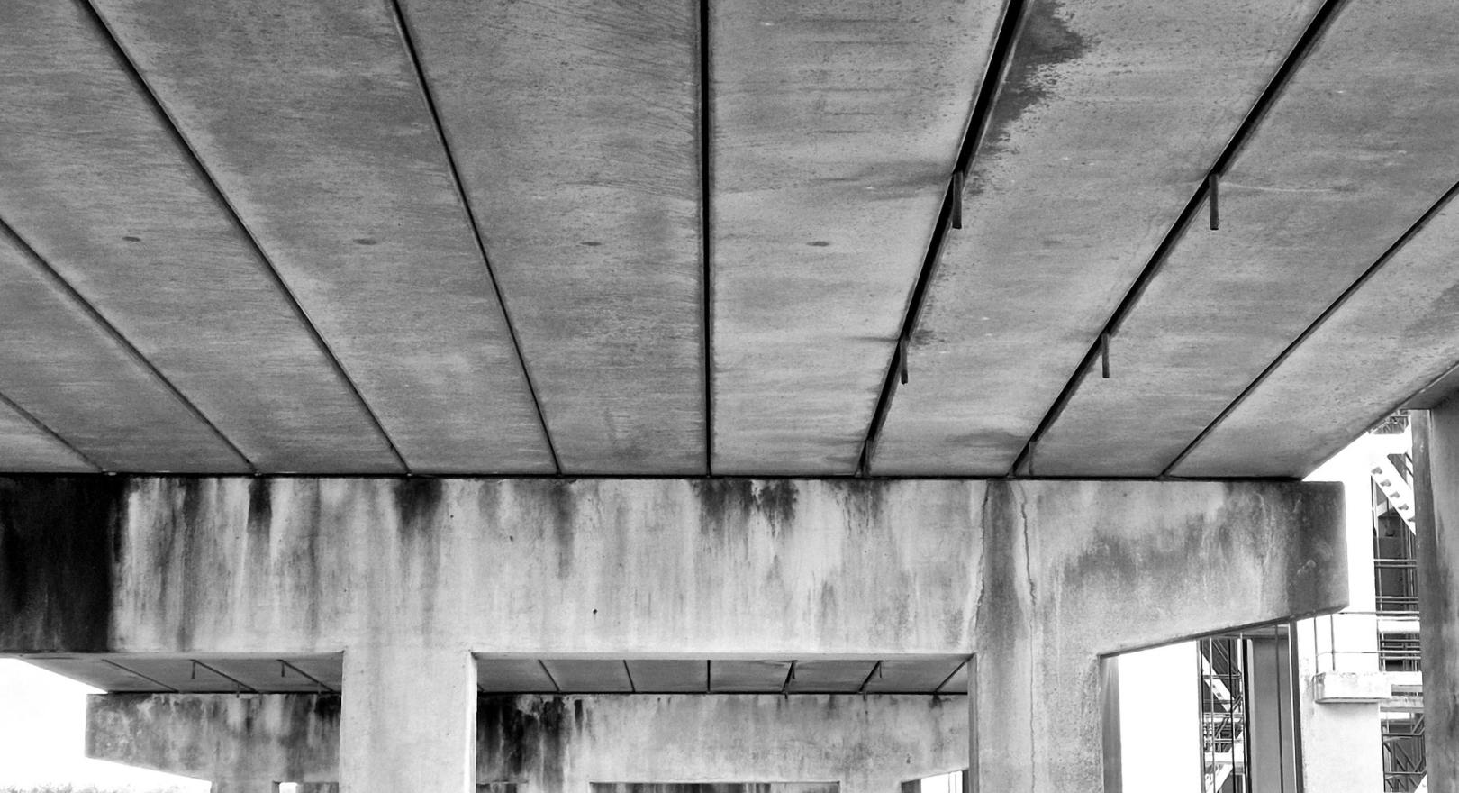 kotwy w betonowym moście