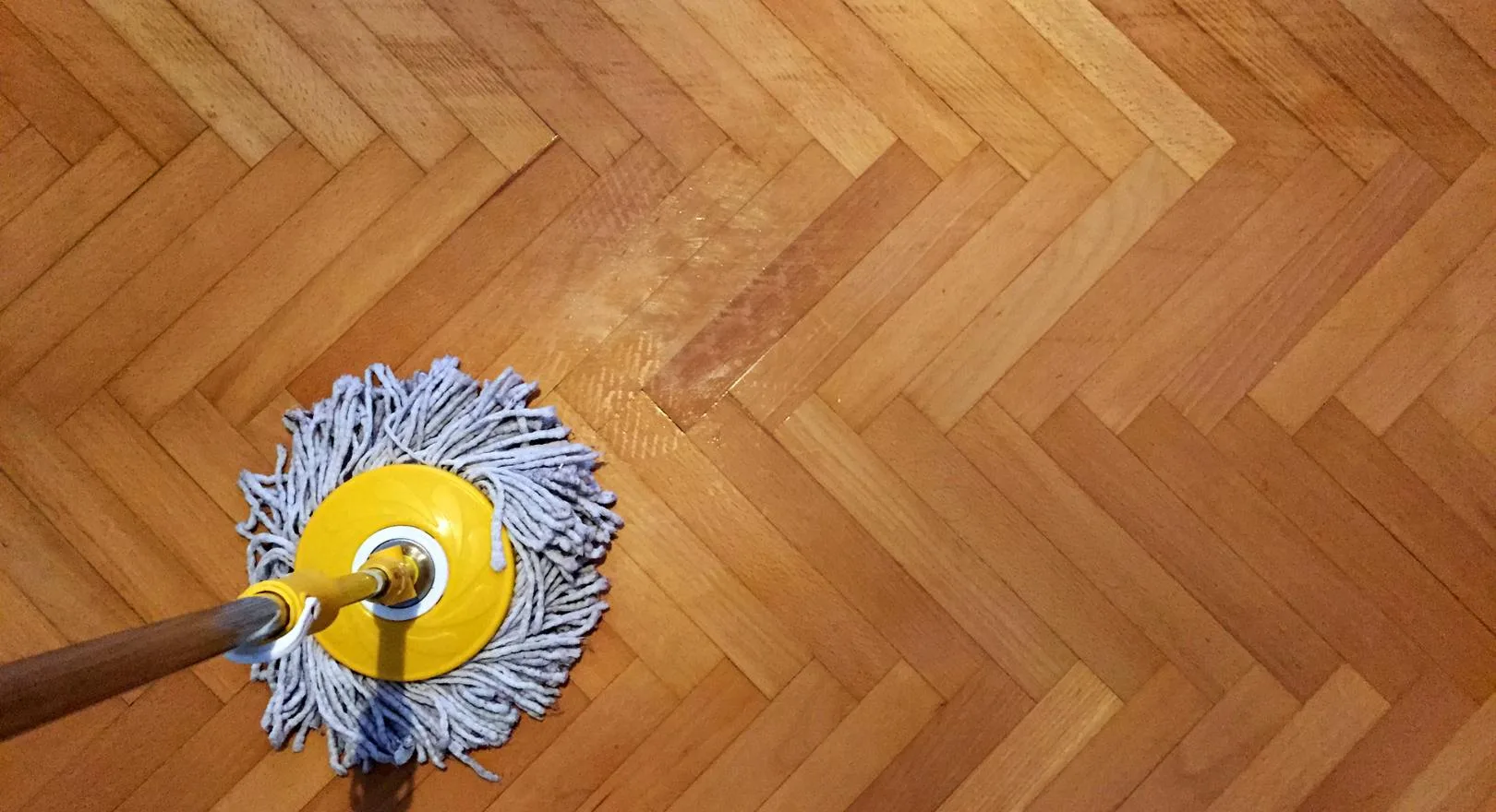Jak czyścić drewniane powierzchnie, aby nie uszkodzić drewna?