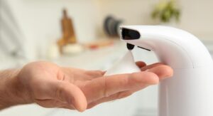 aplikowanie mydła w piance z dozownika automatycznego