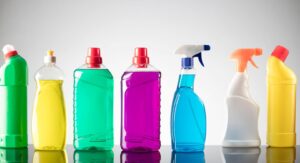 różne rodzaje środków czystości, opakowania w różnych kolorach