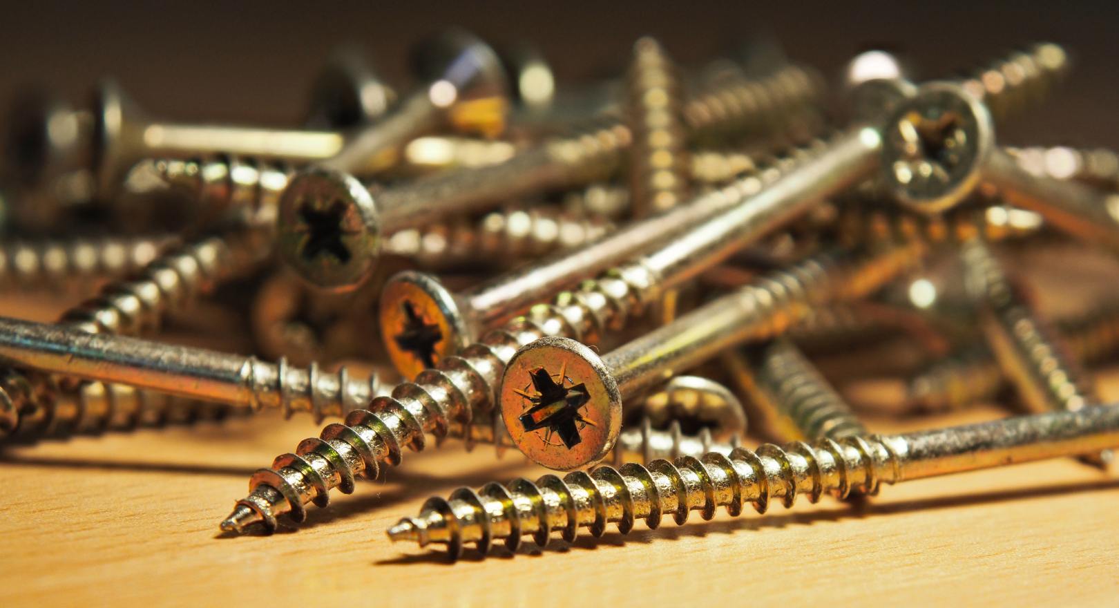 stos ocynkowanych wkrętów ciesielskich do podstaw słupa