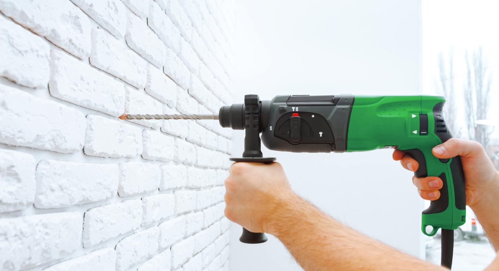 wiercenie wiertarką w ścianie z cegły
