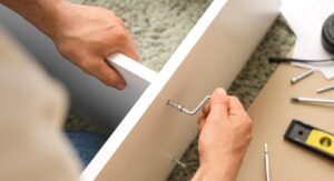 konfirmaty, wkręcanie wkręta w otwór