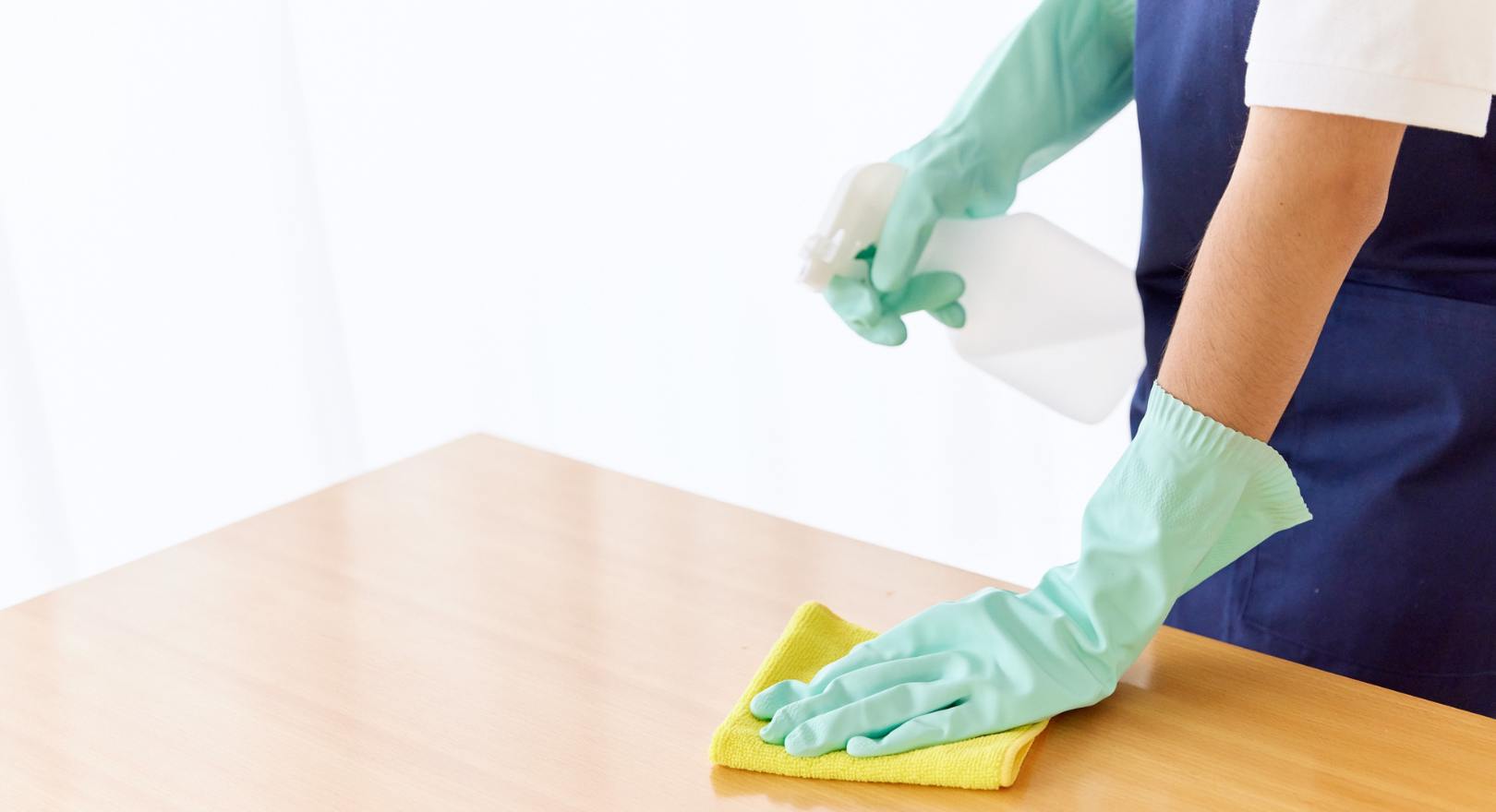 wycieranie blatu ściereczką z mikrofibry