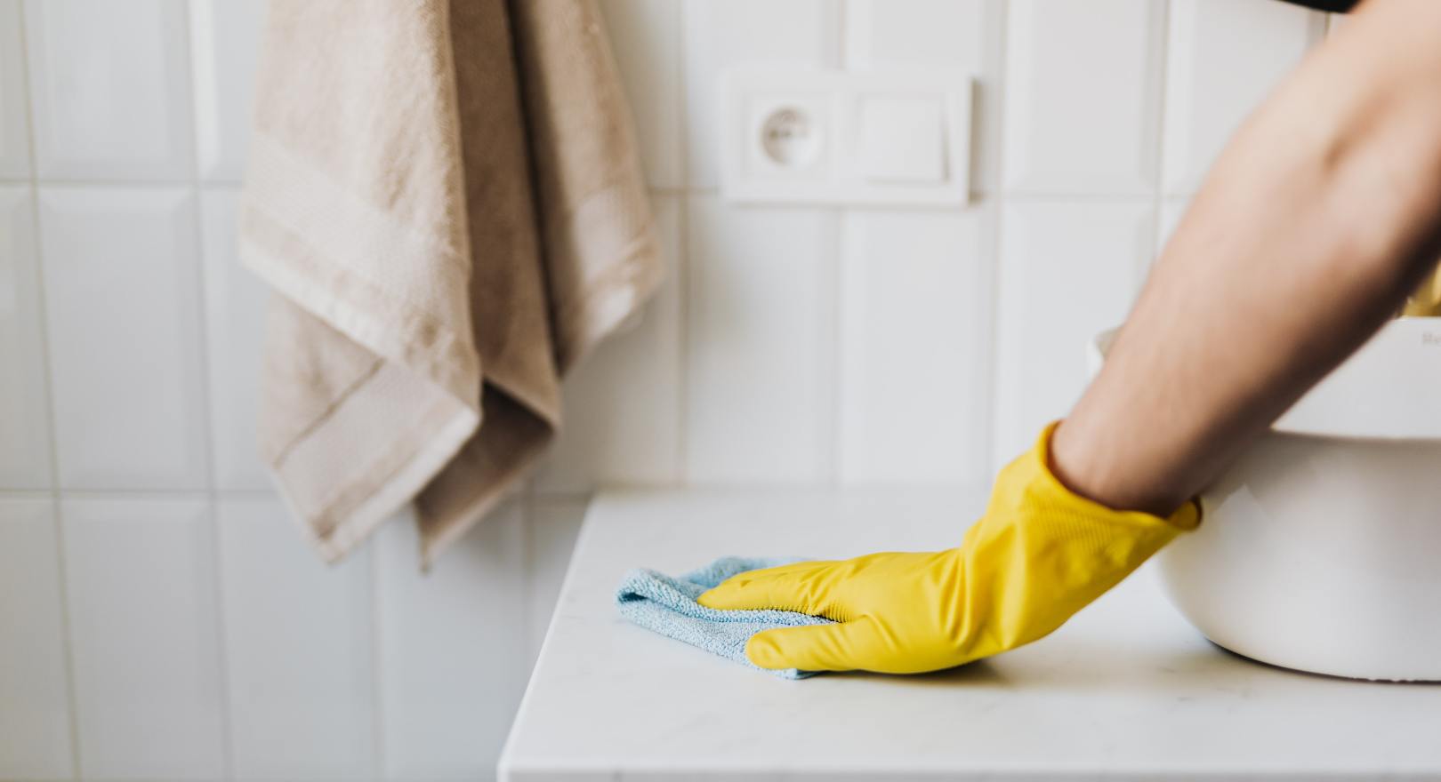 wycieranie blatu w łazience ściereczkę z mikrofibry, w gumowych rękawiczkach