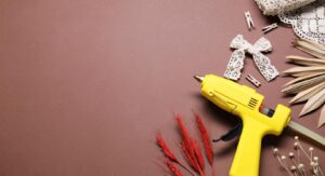 żółty pistolet na klej do ozdób