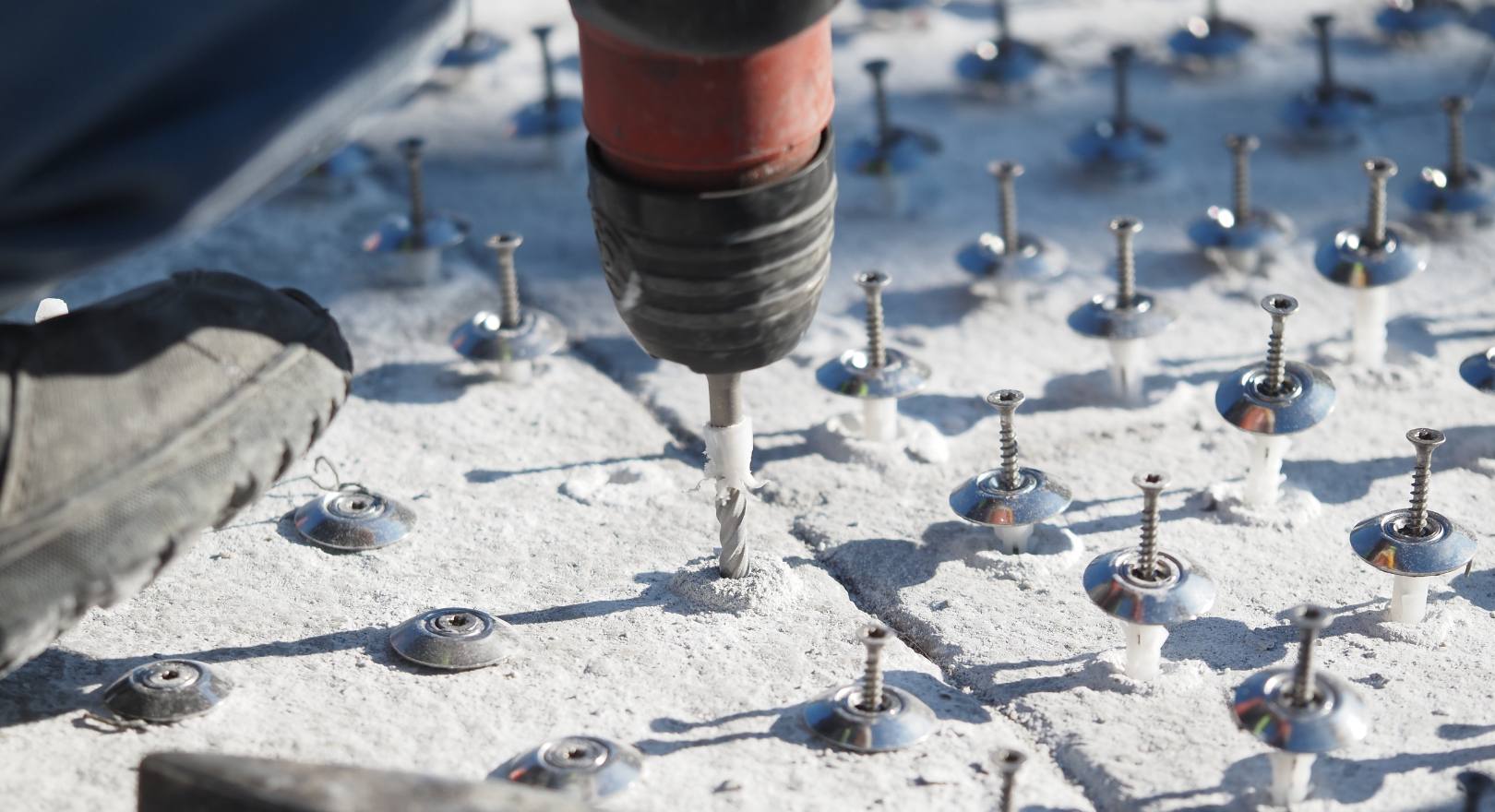 montaż łączników do betonu