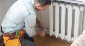 mężczyzna odpowietrza kaloryfer