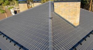 dach z szarej blachodachówki